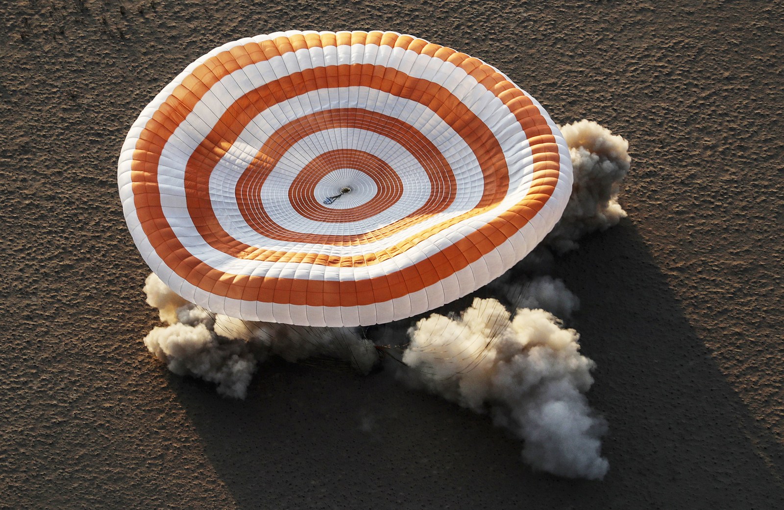 1600x1042, 489 Kb / парашют, Казахстан, Союз, приземлился, пыль, степь