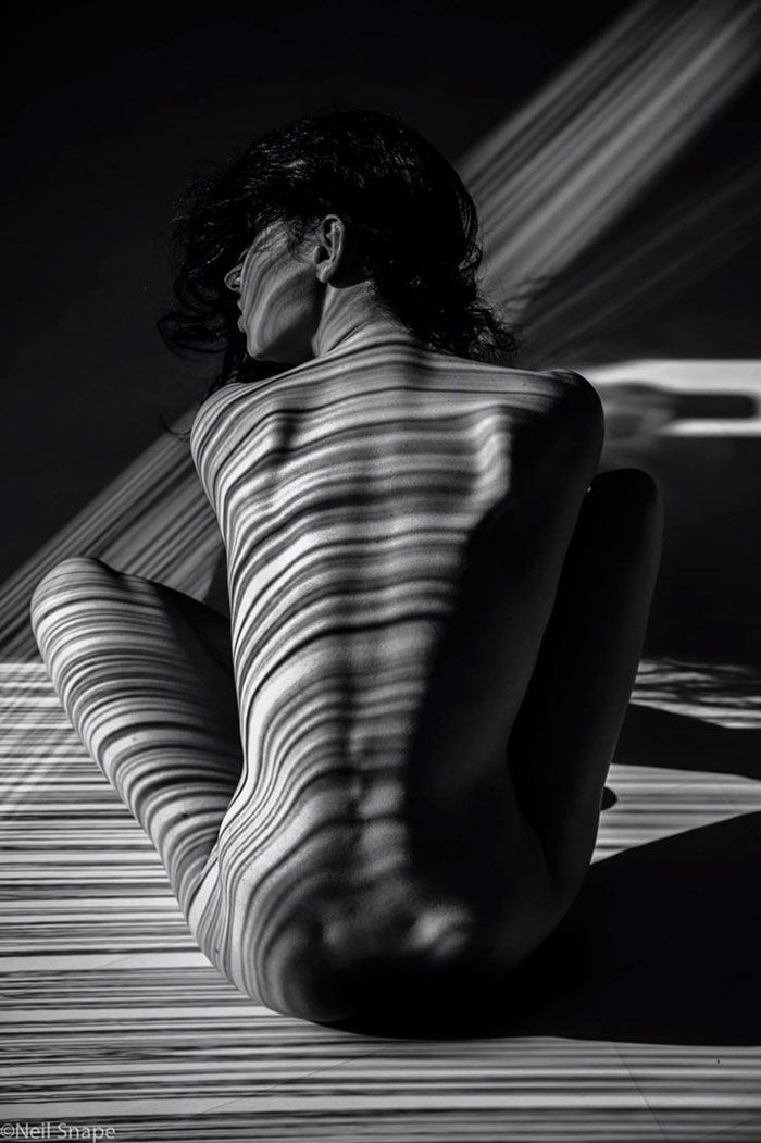 700x1051, 82 Kb / голая, спина, сзади, ямочки, тени, полосы, ч/б