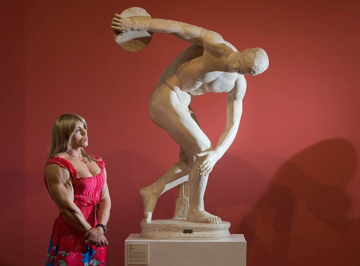 737x544, 32 Kb / дискомет, скульптура, бодибилдерша, блондинка