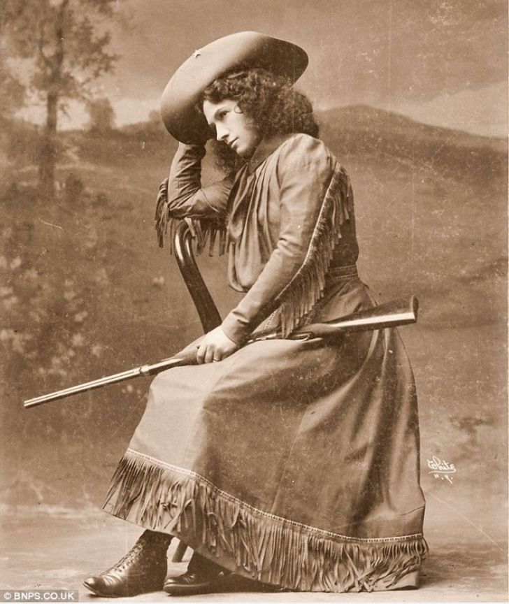 728x880, 96 Kb / женщина, ружье, шляпа, платье, ч/б