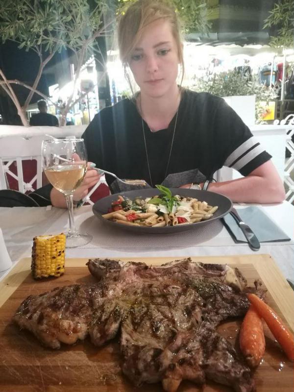 600x800, 74 Kb / девка, вегетарианка, веган, мясо, макароны, взгляд