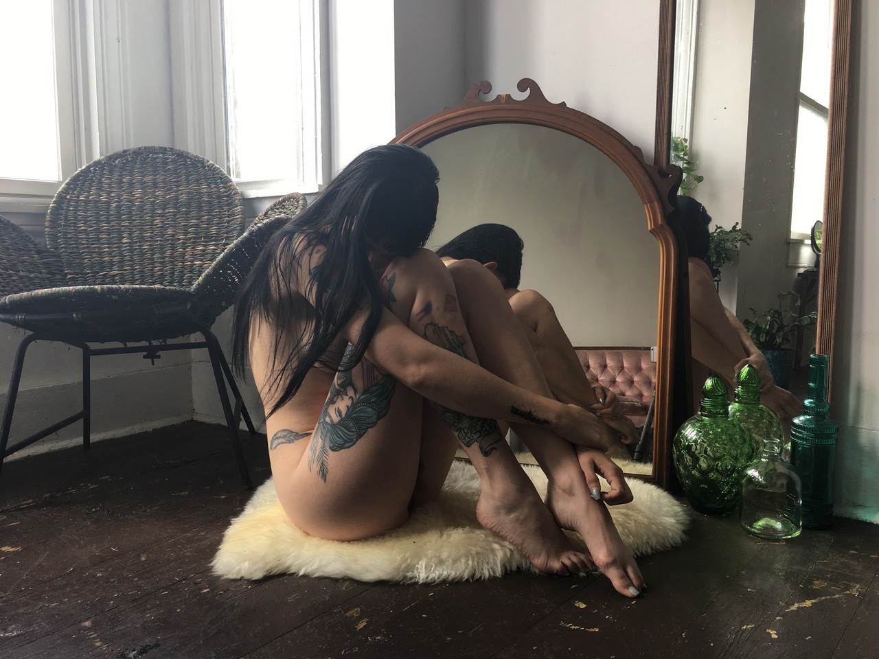 1280x960, 257 Kb / зеркало, брюнетка, тату, бутылки, кресло, мех, голая