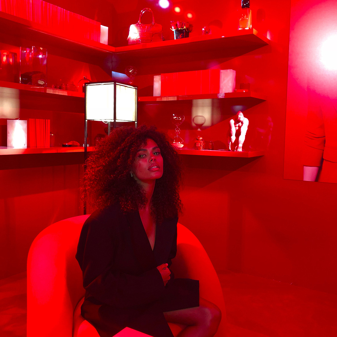 1080x1080, 227 Kb / красное, кучерявая, негритянка, пиджак