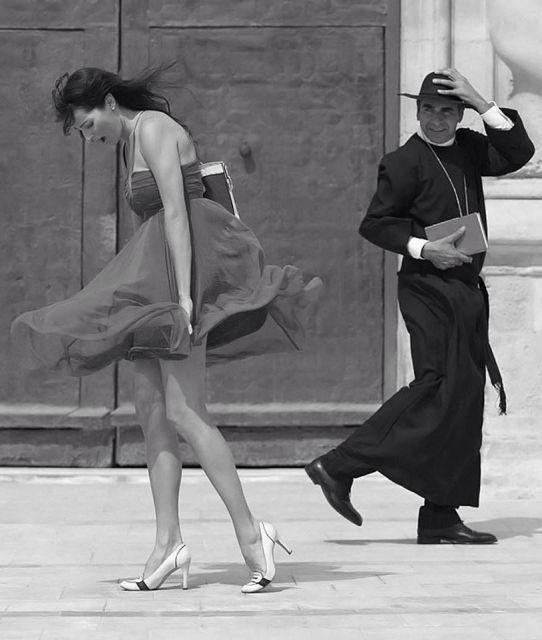 542x640, 43 Kb / ч/б, монах, католик, платье, ноги