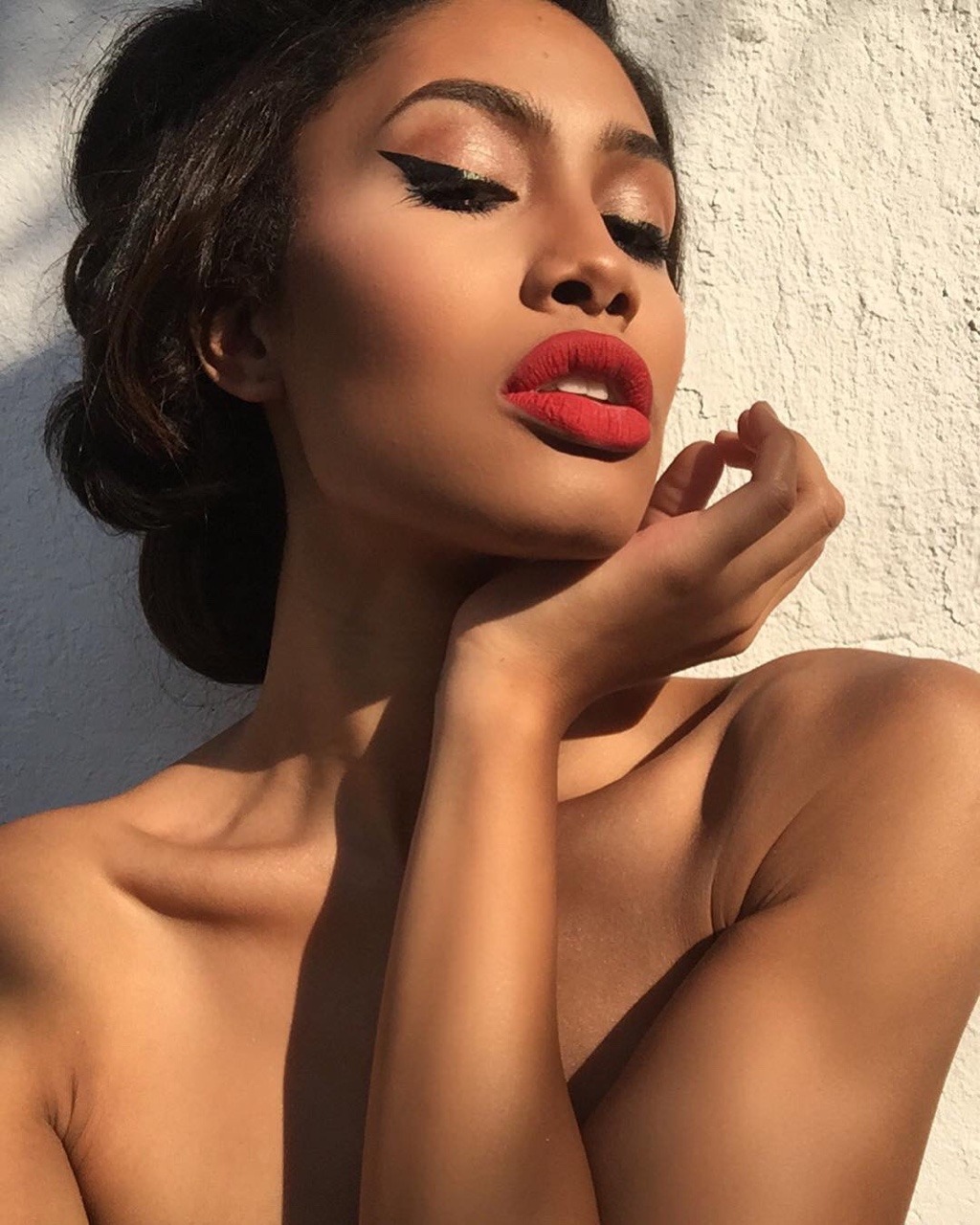 1024x1280, 268 Kb / стрелки, губы, брюнетка