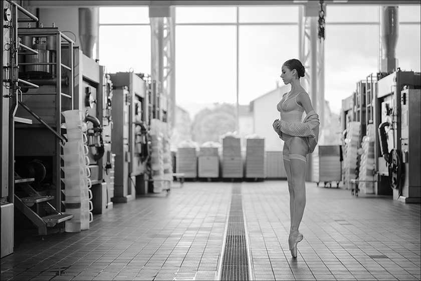 840x561, 121 Kb / балерина, пуанты, чулки, фабрика, окно, ч/б