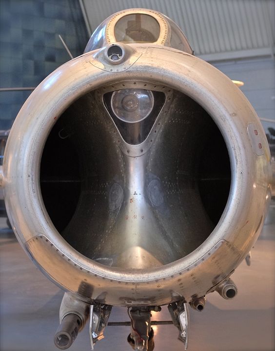 564x721, 57 Kb / самолет, воздухозаборник, нос, миг-15