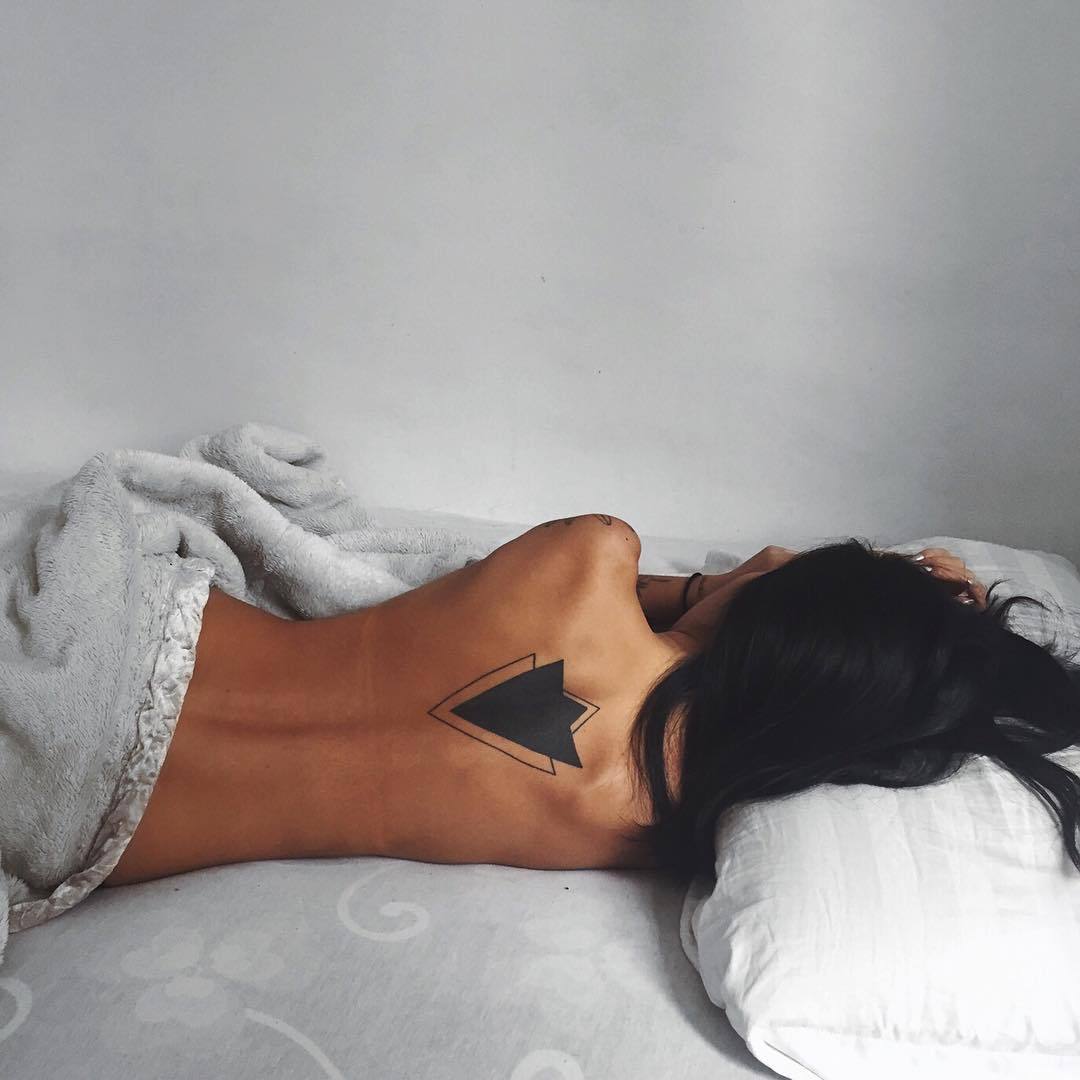 1080x1080, 73 Kb / брюнетка, тату, указатель, постель, стрелка