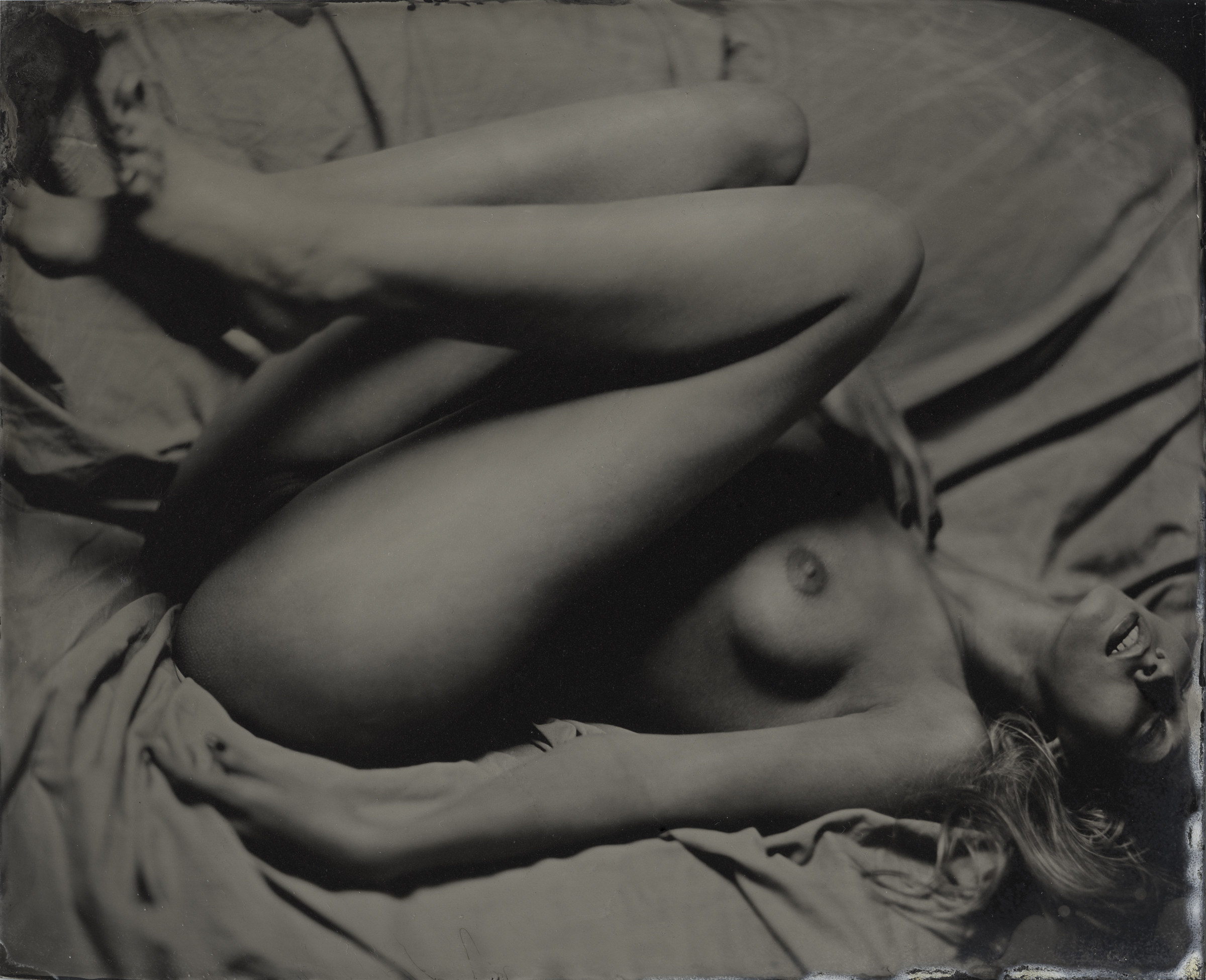 2400x1952, 611 Kb / ч/б, голая, ноги, простыня