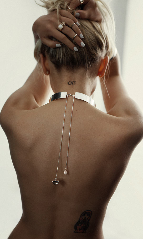 600x1000, 71 Kb / украшение, ошейник, матрешка, тату, блондинка, сзади