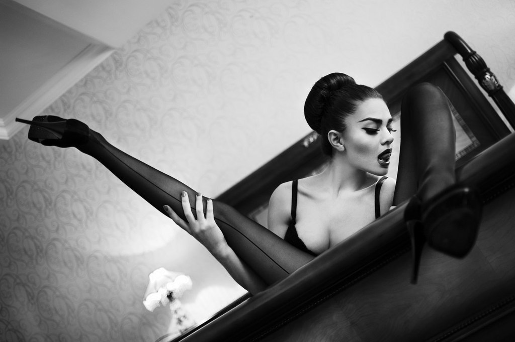 1024x681, 77 Kb / ч/б, туфли, каблуки, лампа, ноги, колготки, стрелки, чулки, язык