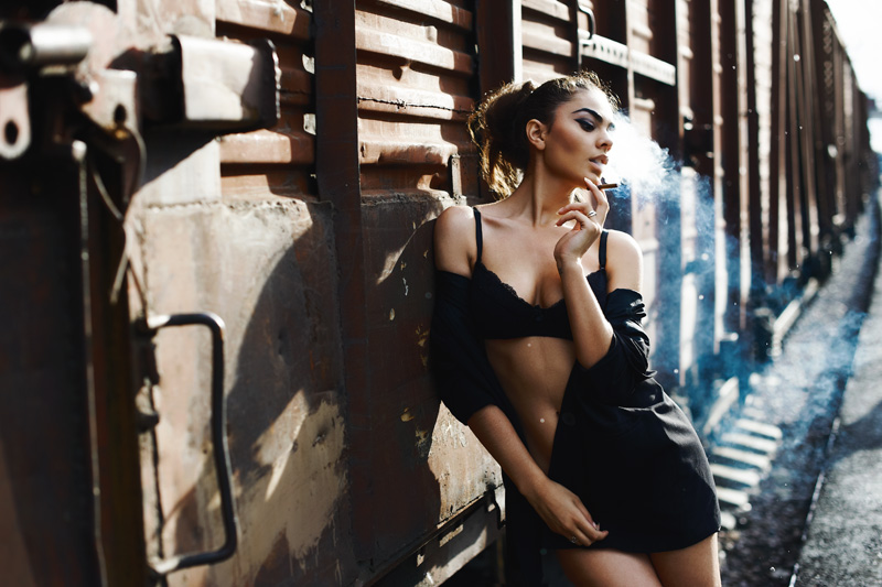 800x533, 175 Kb / вагон, сигарета, брюнетка, черное