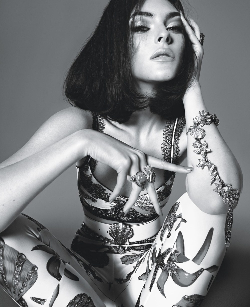 1000x1229, 198 Kb / взгляд, брюнетка, кольца, браслет, ч/б