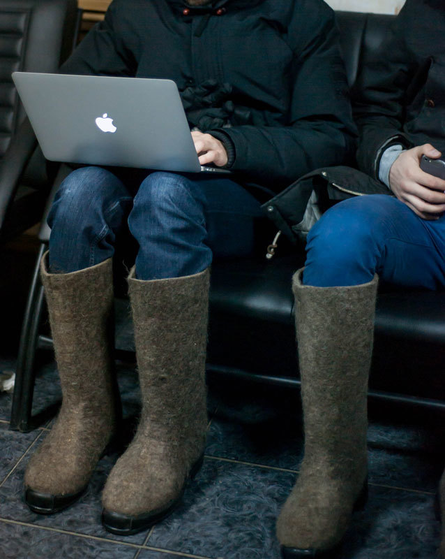 638x800, 91 Kb / валенки, мак, ноутбук