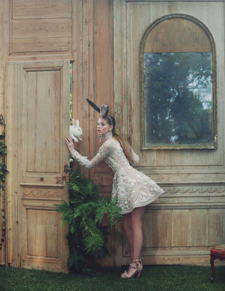 740x956, 214 Kb / зеркало, платье, заяц, ушки, дверь