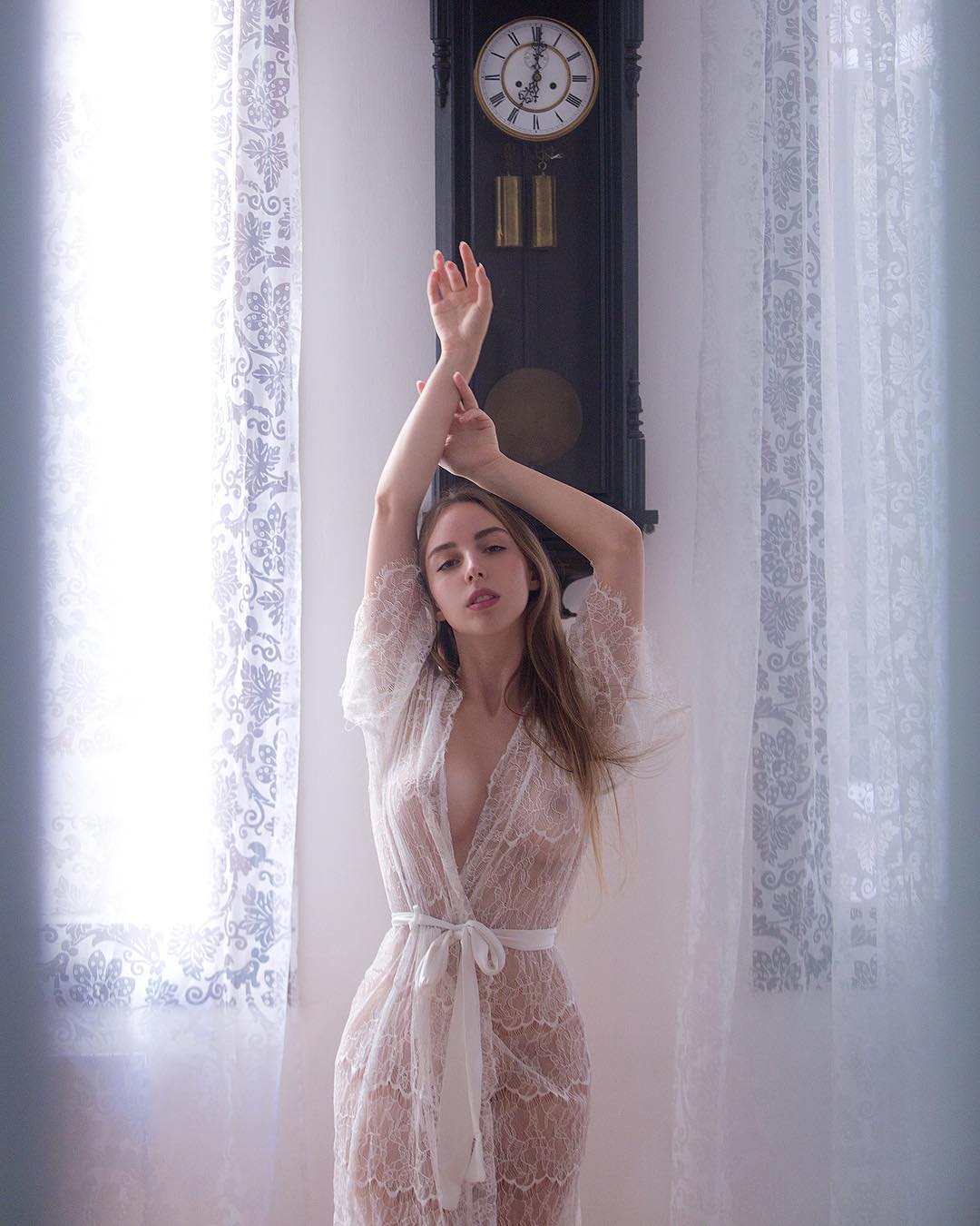 1080x1350, 125 Kb / Белое, часы, прозрачное