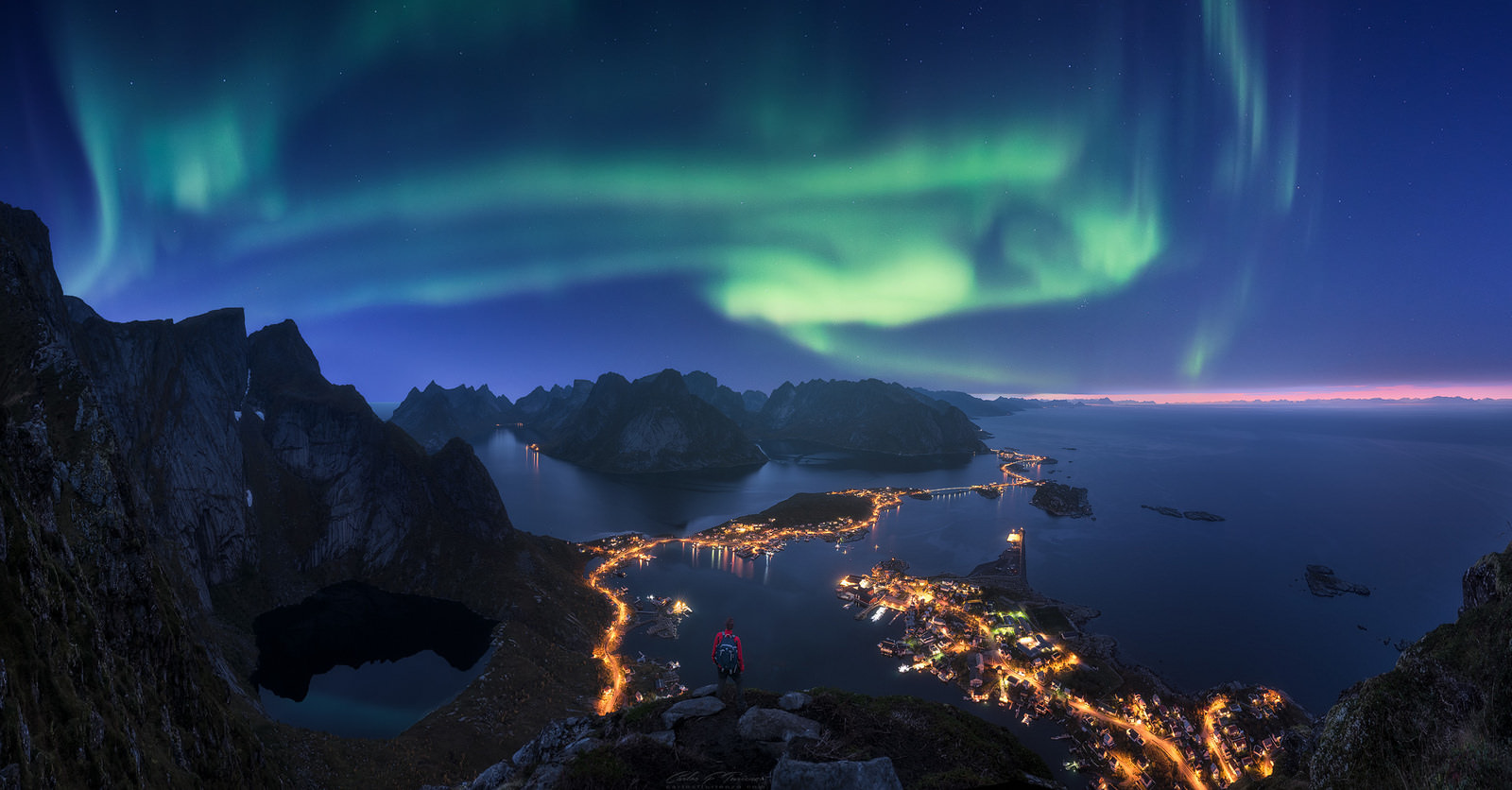 1600x836, 226 Kb / Норвегия, Рейн, деревня, река, сияние, небо, ночь, огни