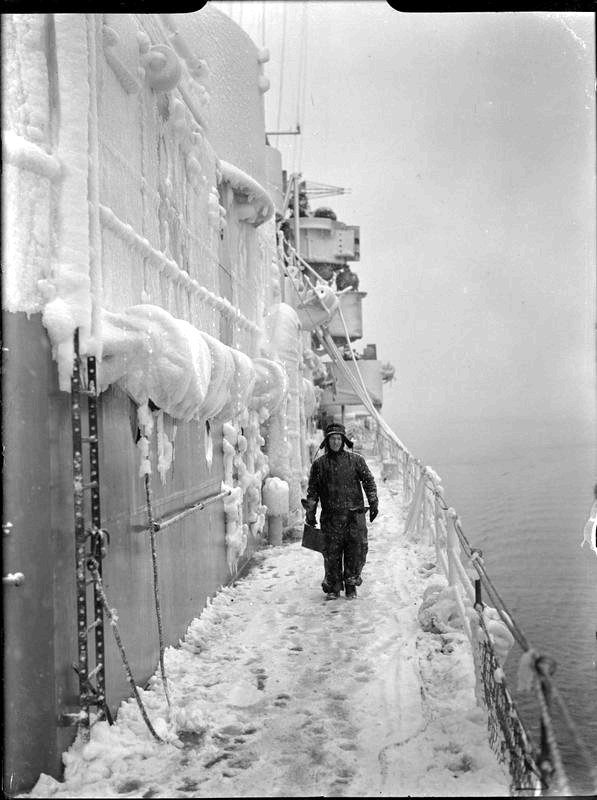 597x800, 200 Kb / корабль, моряк, обледенение, ретро, ч/б