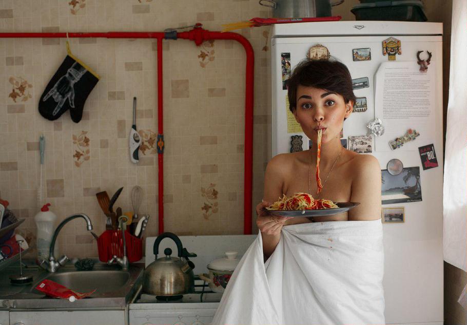 910x633, 67 Kb / девка, кухня, труба, спагетти