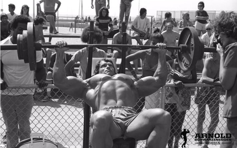 800x500, 141 Kb / Арнольд Шварценеггер, жим, штанга, ч/б