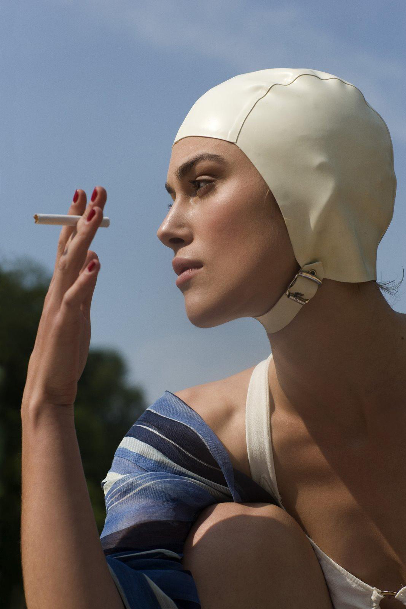 1334x2000, 600 Kb / кира найтли, платок, сигарета, шапочка, ретро