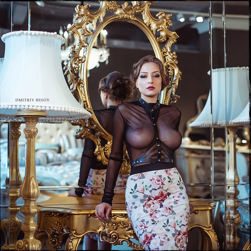 811x811, 185 Kb / Прозрачное, стол, светильник, юбка, зеркало, отражение, портупея, Дарья Щербакова, Darya Scherbakova, торшер