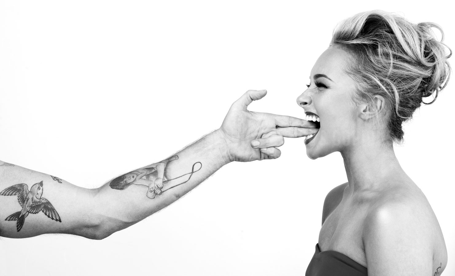 1482x900, 260 Kb / рука, тату, пистолет, зубы, ч/б