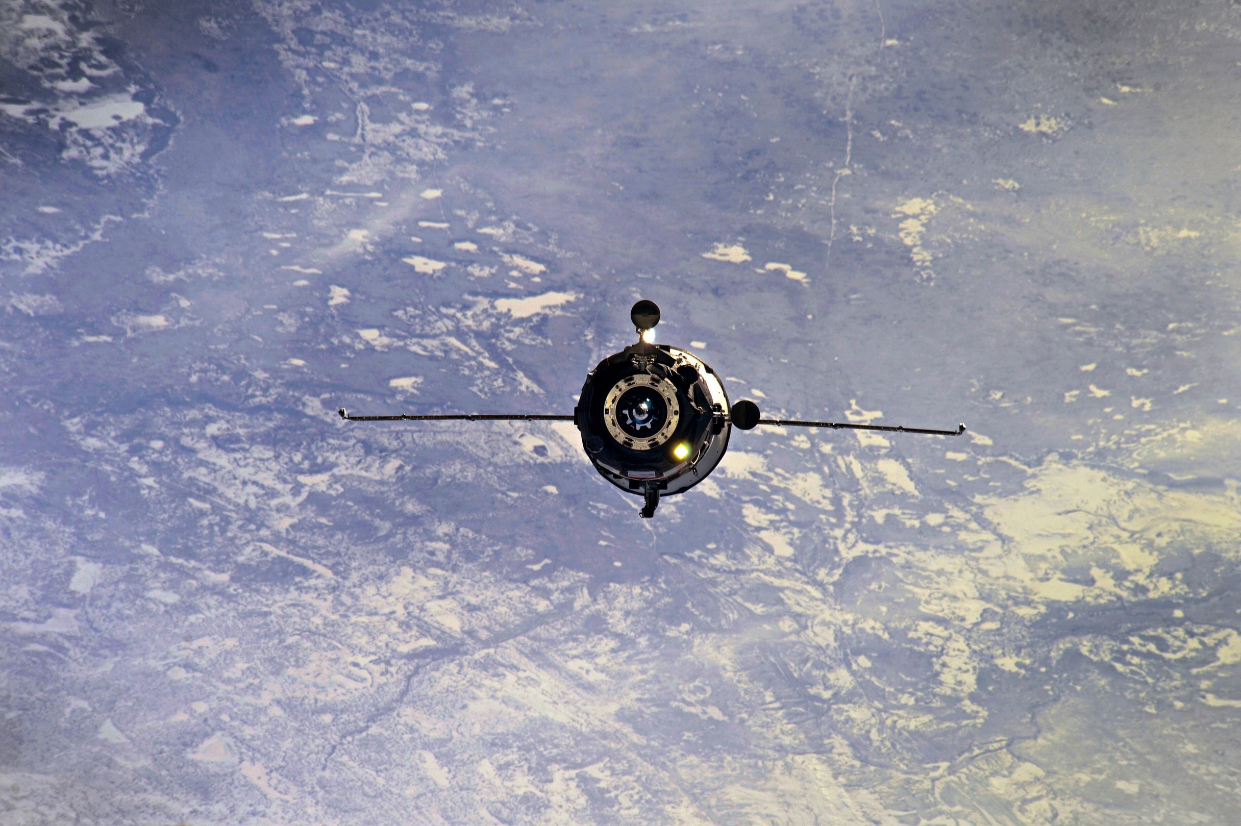 2432x1619, 616 Kb / корабль, прогресс, космос, стыковка, земля, орбита