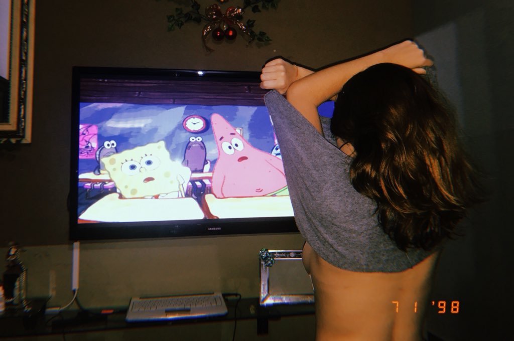 1024x680, 79 Kb / губка, мультфильм, сиськи, топлесс, телевизор, удивление, глаза