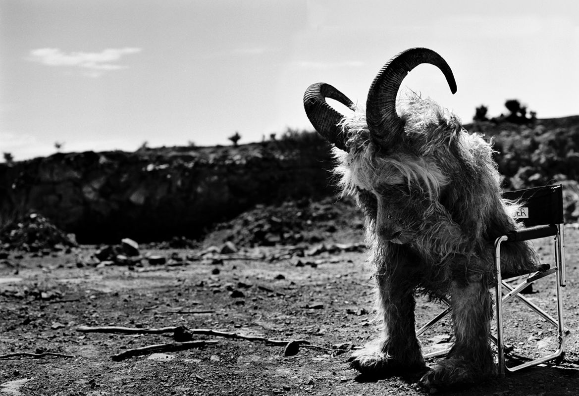 1169x800, 155 Kb / козел, стул, чудовище, ч/б