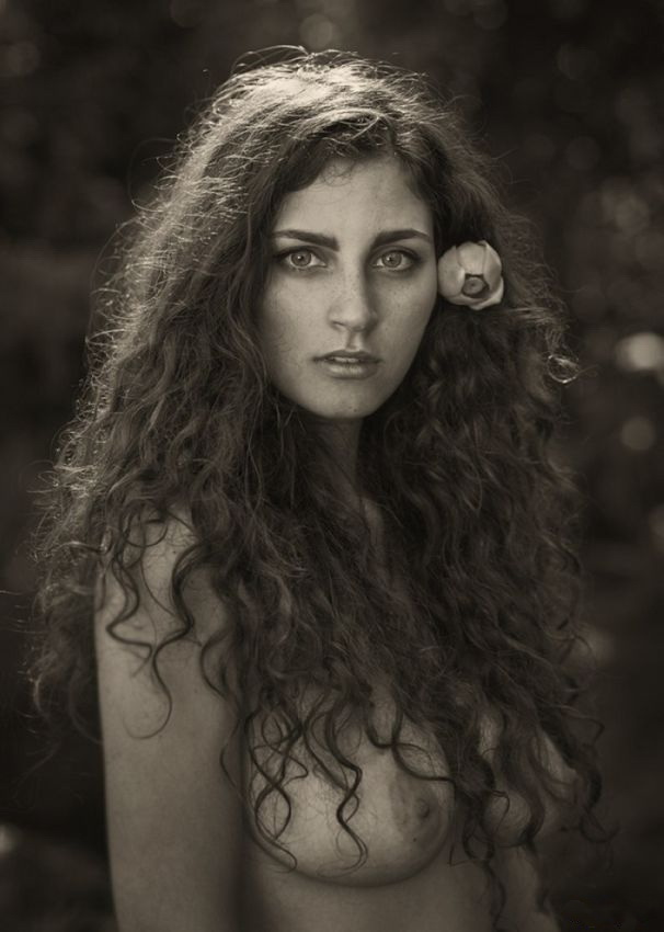 606x850, 88 Kb / девка, ч/б, цветок