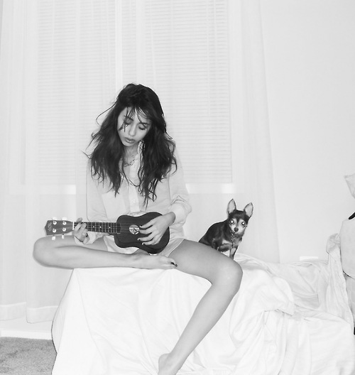 500x528, 47 Kb / девка, укулеле, говнопёсик, ч/б