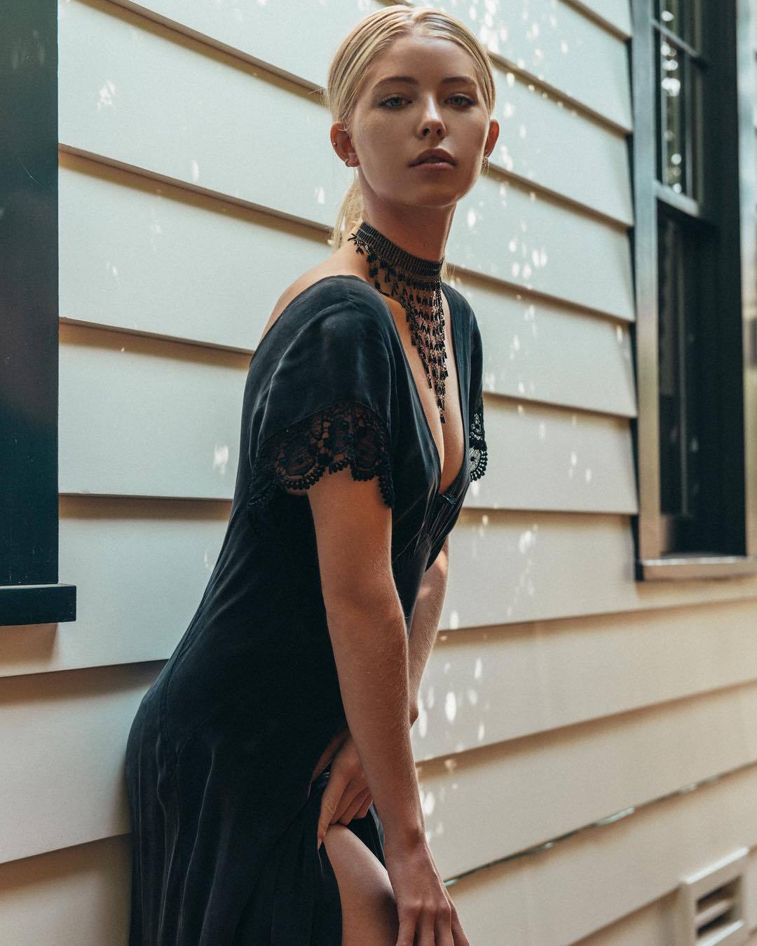 1080x1350, 121 Kb / блондинка, ожерелье, колье, сайдинг