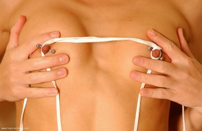 700x456, 60 Kb / пирсинг, шнурок, руки, соски