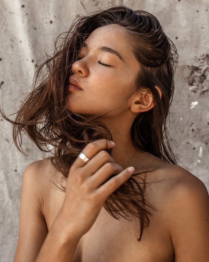 819x1024, 116 Kb / кольцо, голая, шатенка