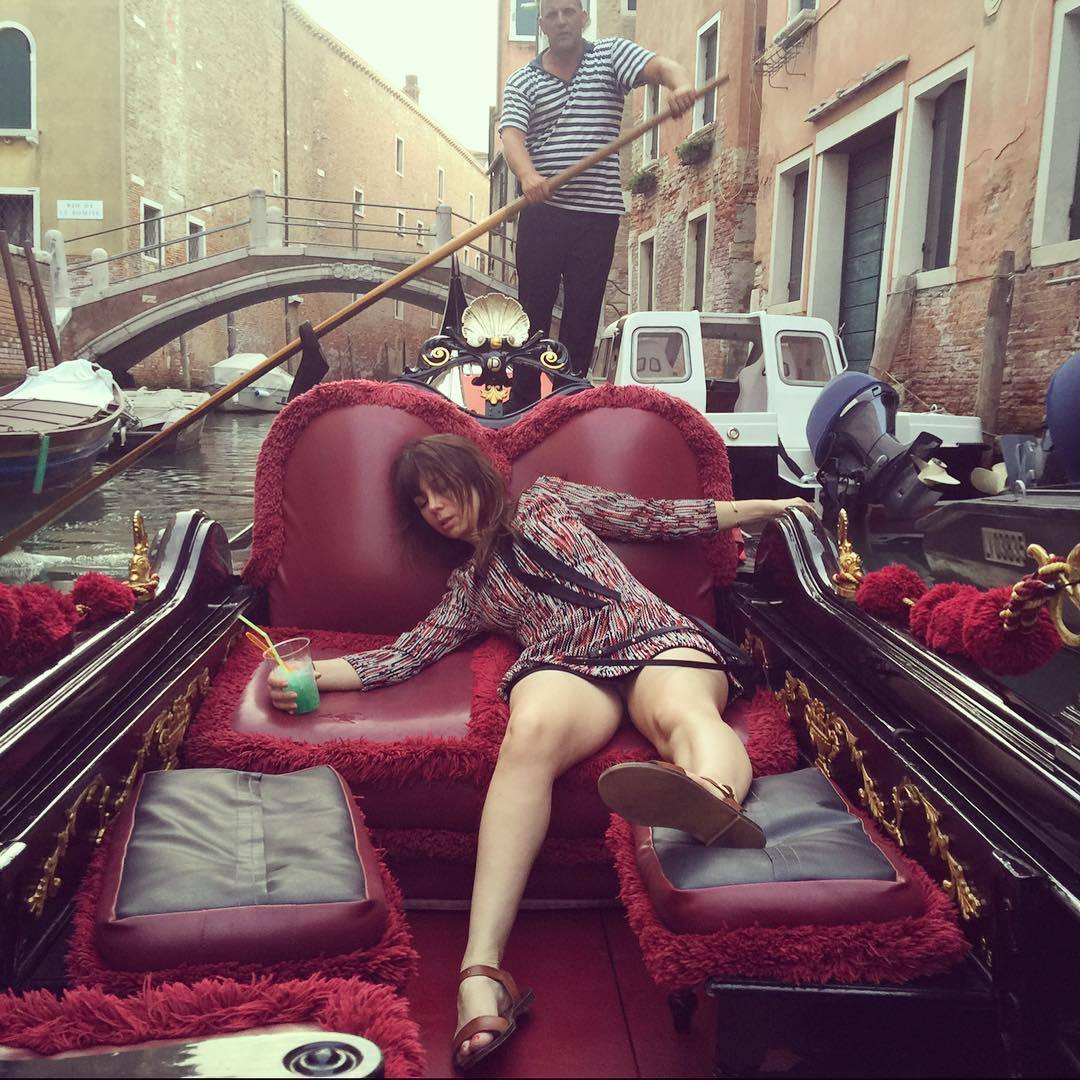 1080x1080, 188 Kb / гондола, девка, синяя