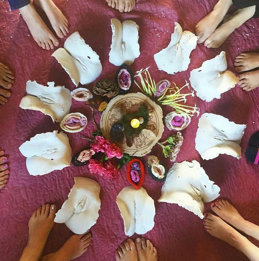 892x900, 176 Kb / девки, ноги, гениталии, слепки