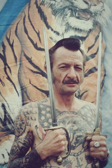 427x640, 77 Kb / тигр, мужик, тату, кинжал, тесак, суровый