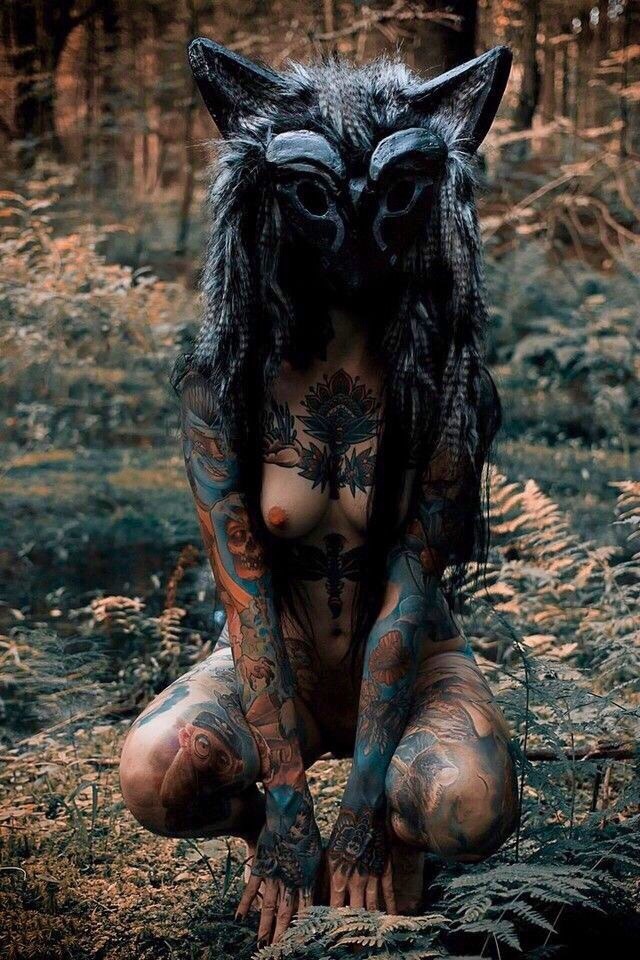 640x960, 217 Kb / женщина, тату, маска, лес