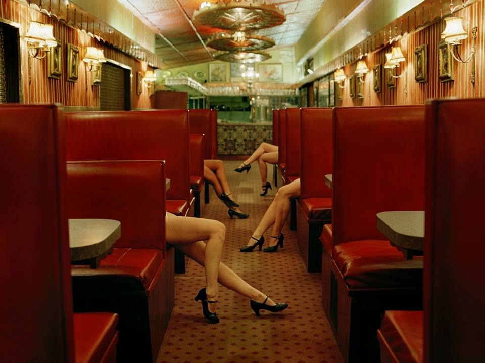 960x718, 76 Kb / бар, кафе, ножки, туфли, ноги, диван