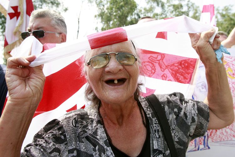 750x500, 78 Kb / бабка, улыбка, очки, зуб