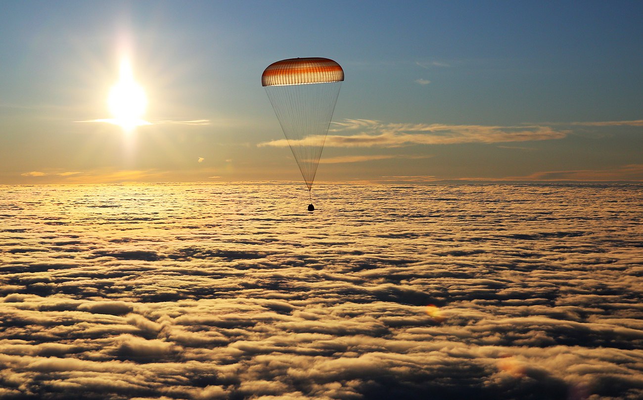 1300x809, 235 Kb / аппарат, союз, парашют, казахстан, солнце, небо, облака
