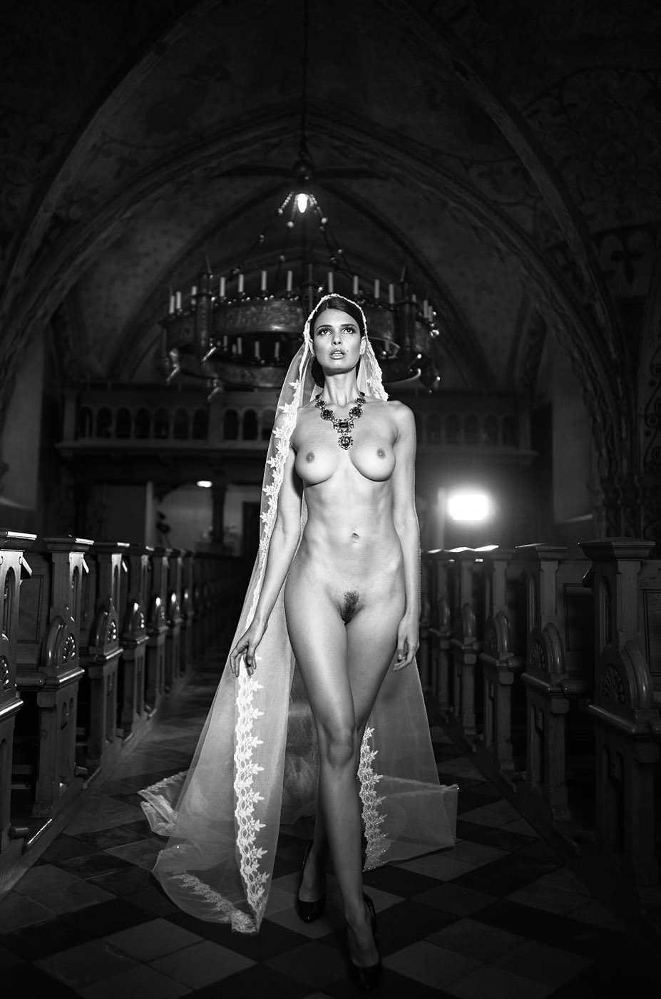 927x1401, 163 Kb / невеста, фата, ч/б, голая, церковь