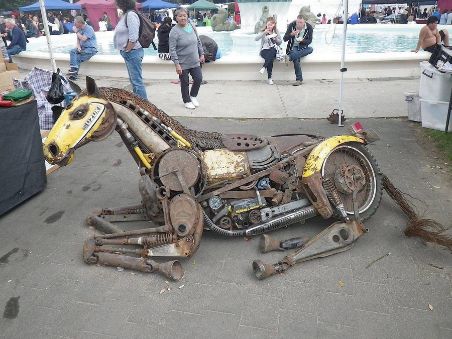 900x675, 240 Kb / сузуки, мотоцикл, конь, скульптура