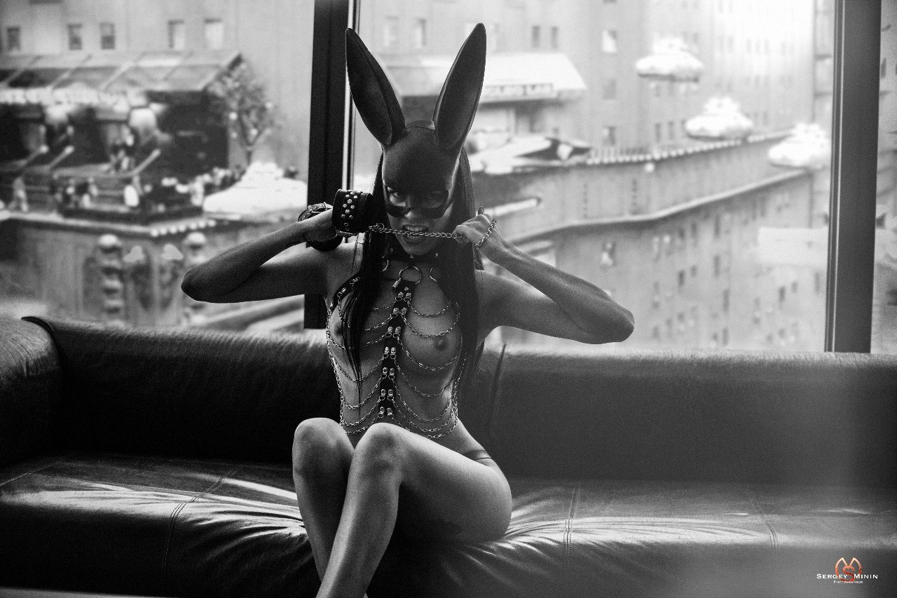 1280x853, 237 Kb / цепи, наручники, бдсм, ч/б, диван, уши, заяц