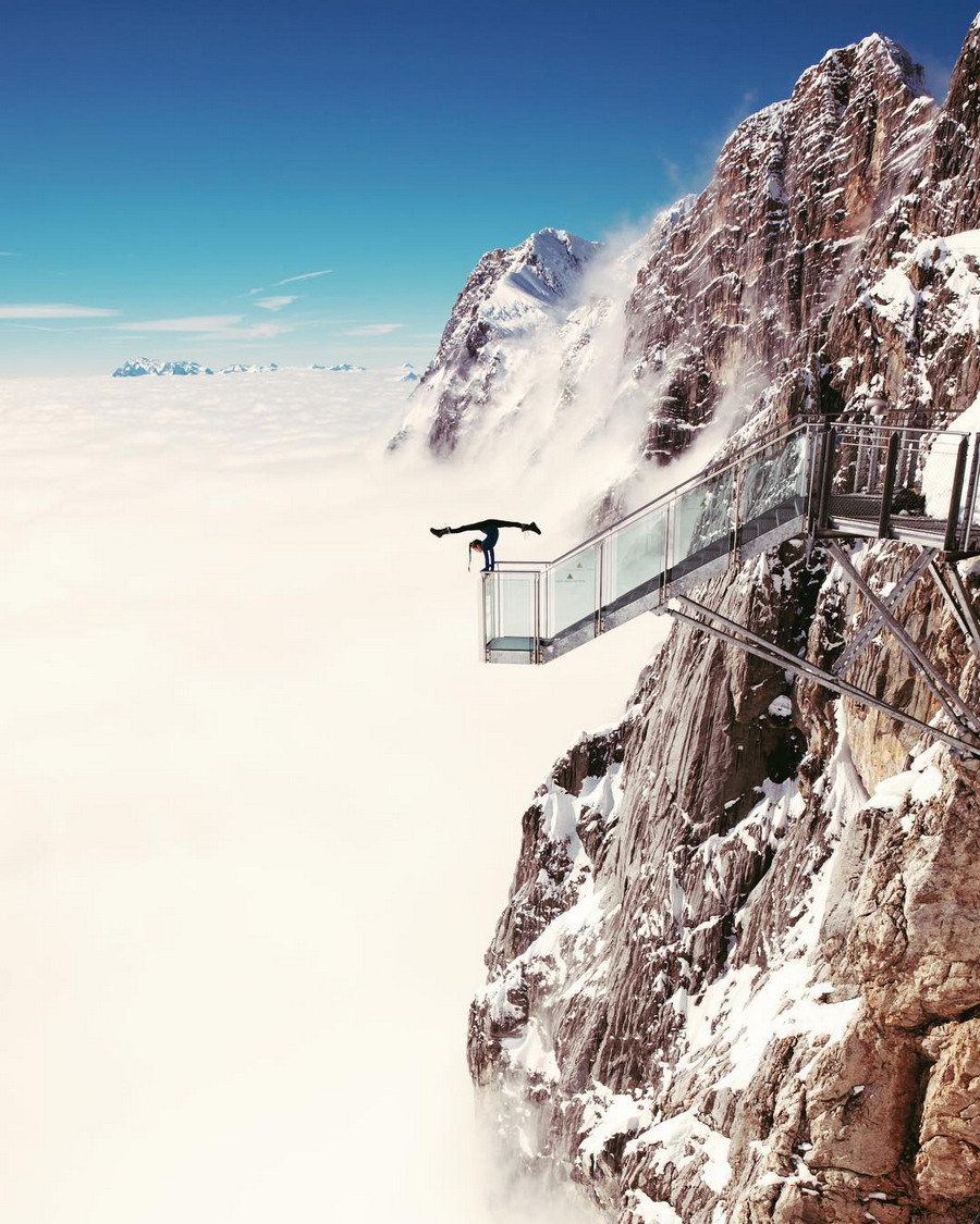 900x1125, 292 Kb / горы, лестница, шпагат, облака