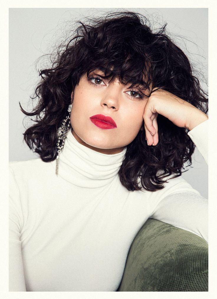 736x1012, 96 Kb / брюнетка, кучерявая, губы, взгляд