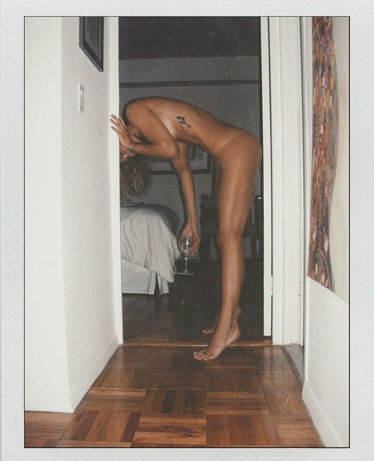 750x924, 134 Kb / бокал, паркет, голая, тату, ноги