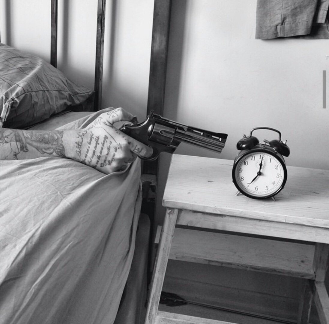 1097x1080, 167 Kb / будильник, пистолет, ч/б, тату, револьвер