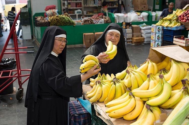 750x498, 117 Kb / монашки, бананы